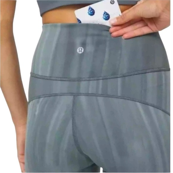 Lululemon In Movement Tight 25" *Everlux
Linear Spray Dye White Deep Ocean 4 - Picture 4 of 15